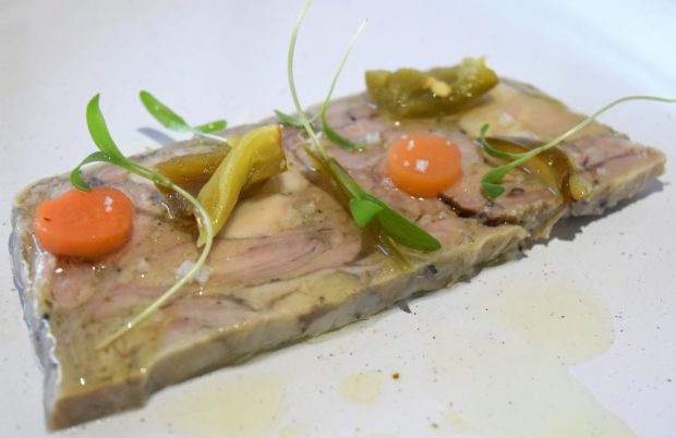 Terrina de manitas de cerdo.