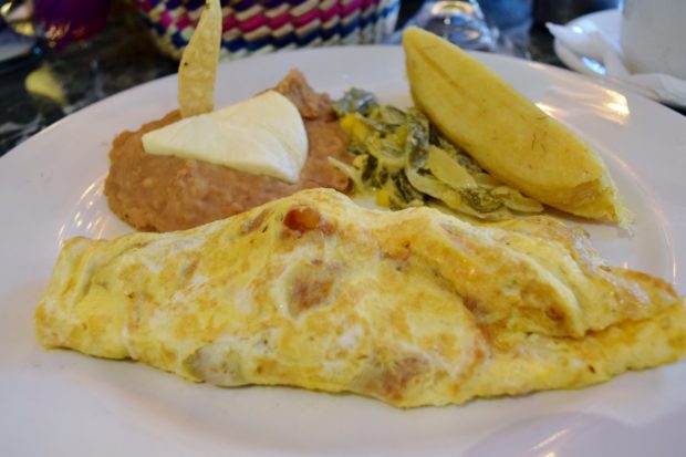 Omelette relleno de camarones acompañado de rajas poblanas y tamal de elote. //Foto: Roxana Zepeda.