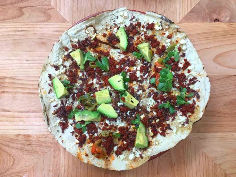 Tlayuda de longaniza y chapulines de Pasillo de Humo.