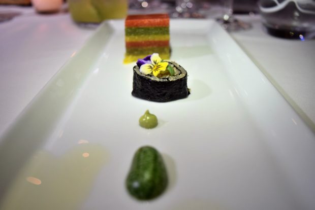 En el marco del Festival Gourmet Internacional, Café des Artistes recibió a los chefs suizos Christian Krebs y Regina Melech, quienes prepararon este Gazpacho parado con Quinoa maki y vinagreta de limón amarillo. //Foto: Roxana Zepeda.