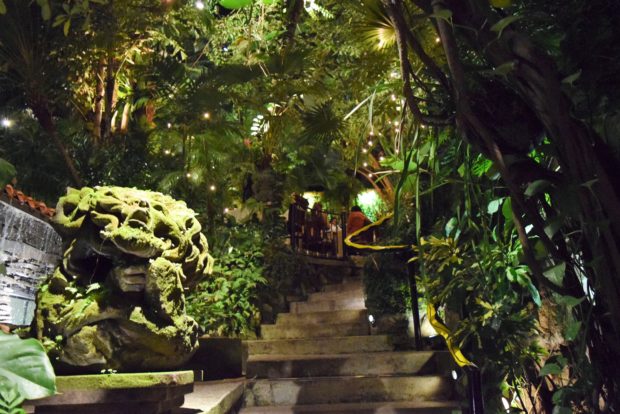 Estas escaleras llevan al jardín de Café des Artistes.//Foto: Roxana Zepeda.