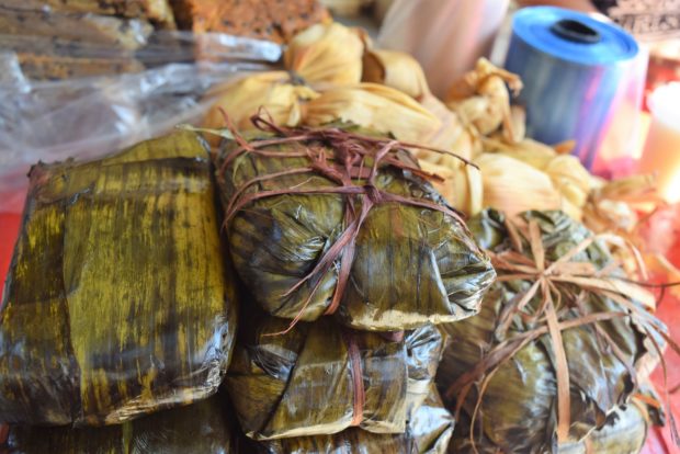 Tamales de carne de cerdo en un puesto en la calle.
