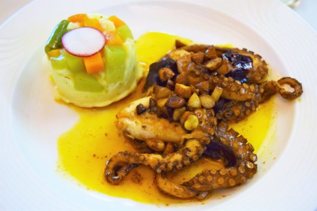 Pulpo Meniere con reducción de mantequilla, salsa inglesa y limón.