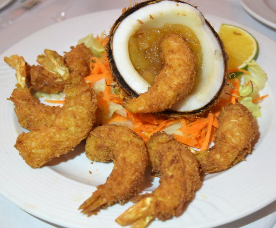 Camarones empanizados con coco en mermelada de manzana.