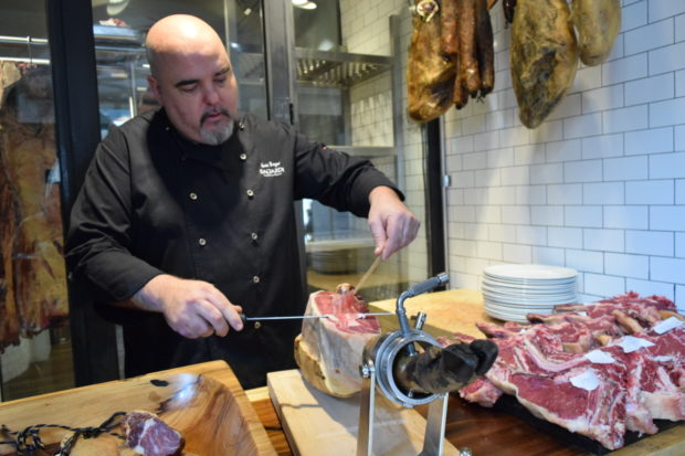 El chef Joan Bagur corta el jamón ibérico en rebanadas finas. //Foto: Roxana Zepeda.