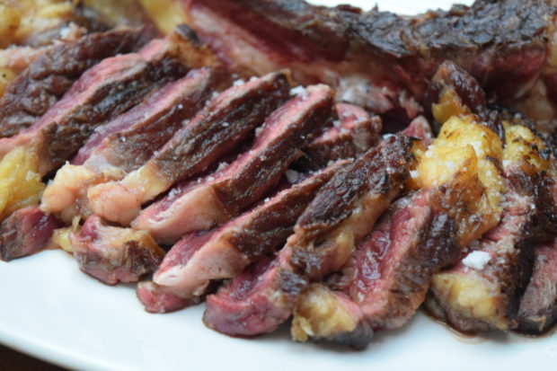 “Txuletón” de vaca vieja a la parrilla. // Foto: Roxana Zepeda.
