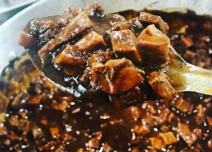 Lengua en adobo tatemado de Caldos Ánimo. 