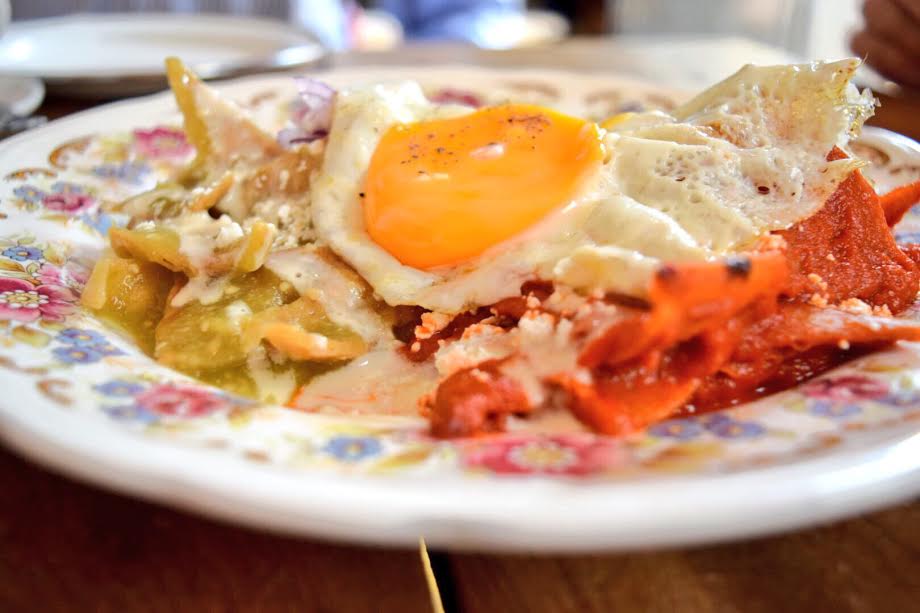 Chilaquiles divorciados "con sombrero" de Caligari. // Foto: @Mayra_Zepeda