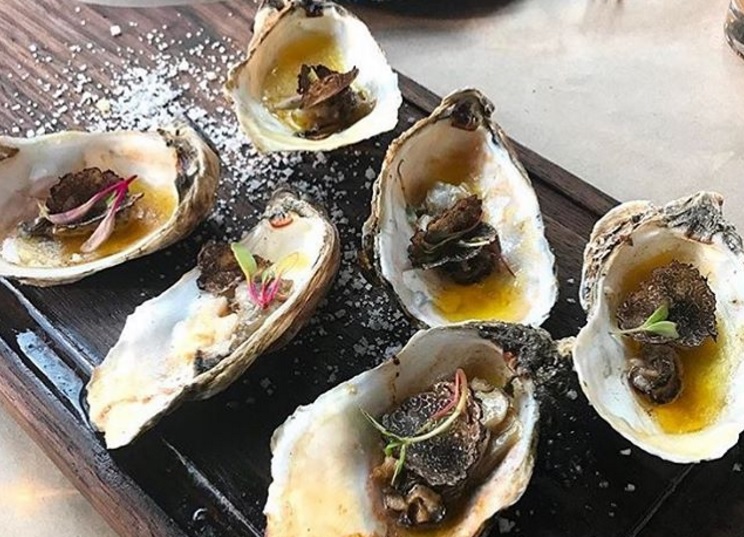 Ostiones trufados de La Docena. // Foto: instagram.com/ladocenaoysterbar