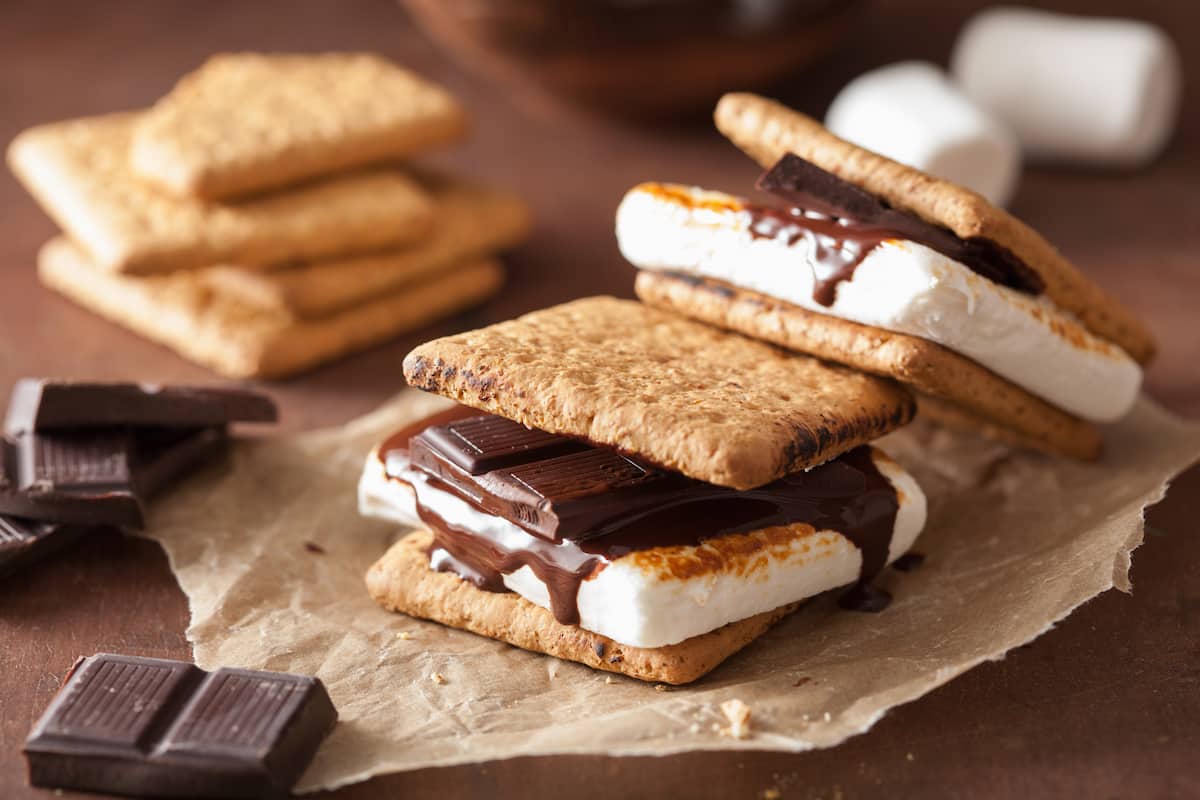 Postre s'more tipico de EUA y Canadá.