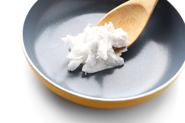 El aceite de coco generalmente viene en estado sólido.