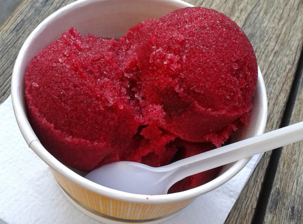 Helado de jamaica, zarzamora y menta