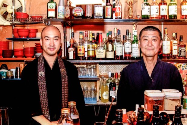 Fujioka (izquierda) y otro monje en la barra de Vowz.
