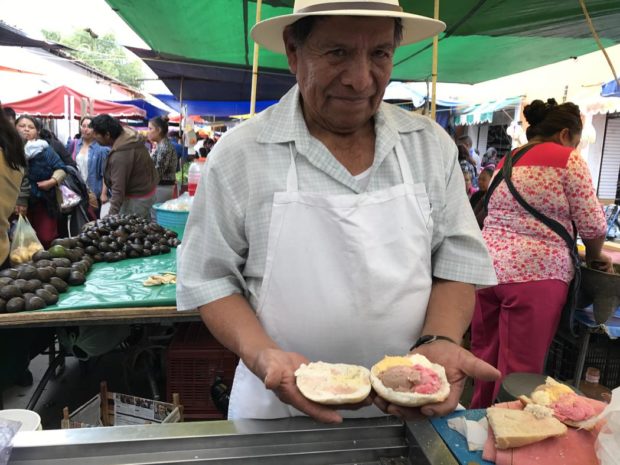 Don Simón nos muestra cómo prepara una torta de helado.