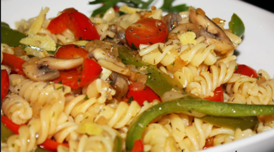 Fusilli con champiñones y pimientos