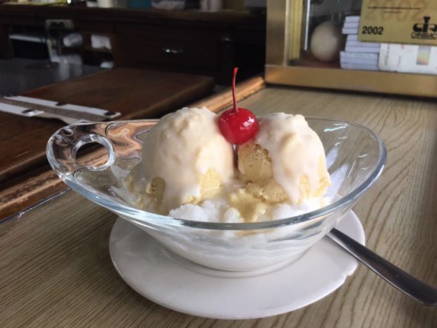 Helado mangococo sobre una cama de arroz