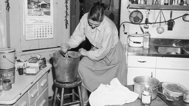 GETTY IMAGES. Mujer vigorosamente mezclando la masa del pan.