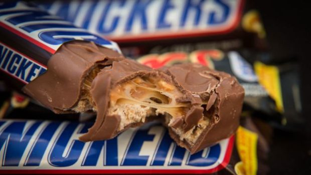 ¿Es lo mismo comer una fruta que una barra de chocolate? Te contamos a continuación.