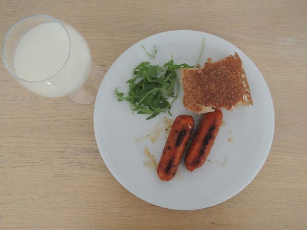 Pan con salchichas, leche y vino.