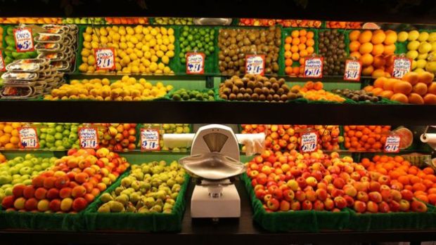Las frutas enteras tienen fibra y nutrientes como la vitamina C y el azúcar que contienen es mejor para nuestro metabolismo que el de fuentes procesadas.