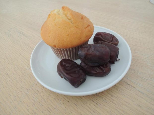 Un muffin y dátiles.