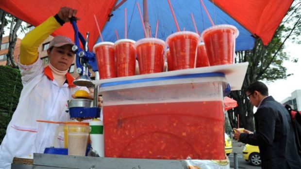 Los expertos advierten que los jugos no tienen el mismo beneficio que una fruta entera y, consumidos en exceso, son malos.