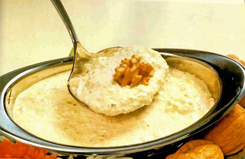 A la nogada se le trata con pinzas, pues es delicada hasta para refrigerarse.