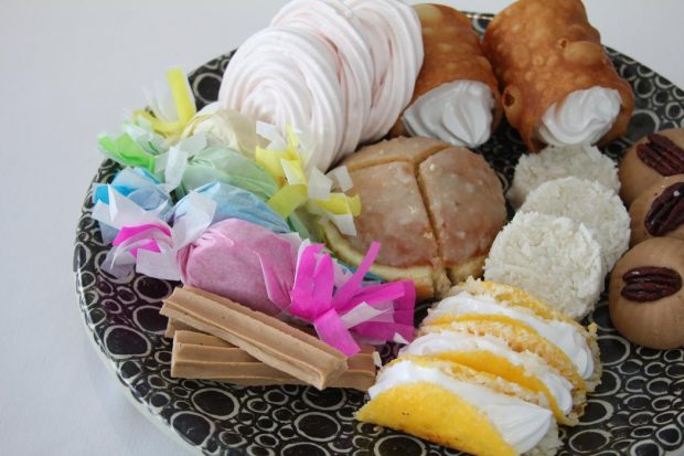 Mazapanes, cocadas y dulces de leche, posando para la foto al momento del postre.