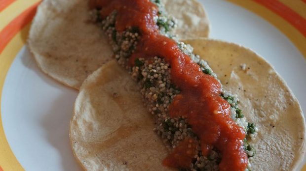 Tortitas de huahuzontle con caldillo de jitomate.