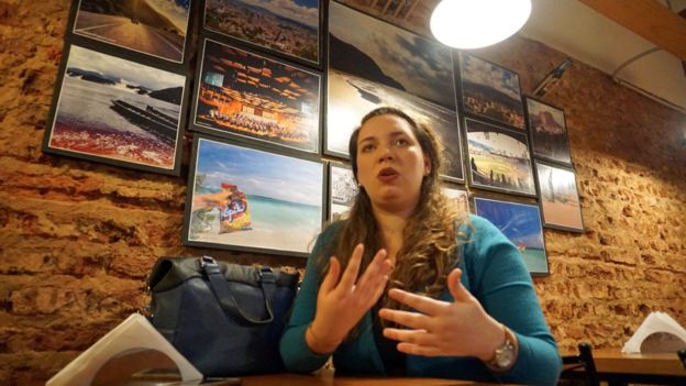Ana Pisani es la cofundadora de Locos por las arepas. Emigró y, como casi todo venezolano lo primero que buscó cuando llegó hace 6 años a Buenos Aires fue una arepera. FOTO: BBC Mundo