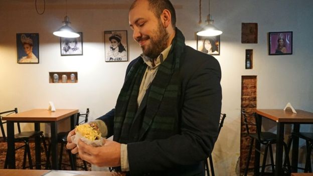 El venezolano creció con la arepa. Comen, si pueden, todos los días. A veces más de dos veces por día. FOTO: BBC Mundo
