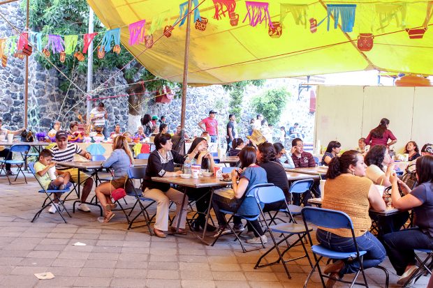 “Cuatatapa”, una palabra náhuatl que quiere decir “desaliñado”, se usaba como un sobrenombre despectivo para los habitantes de San Lucas Xochimanca. En 1997, la primera Muestra Gastronómica y Cultural Cuatatapa sucedió como un esfuerzo de reclamar el nombre y de infundir un sentimiento de orgullo en la comunidad.