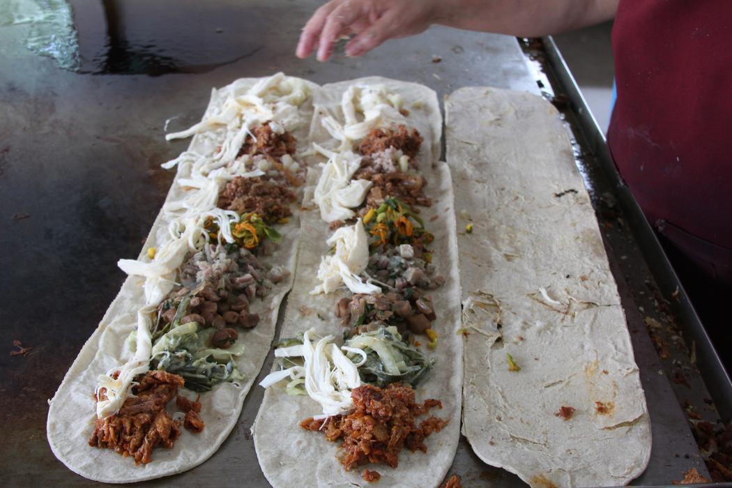 Hay quesadillas, y "señoras quesadillas campechanas", como esta.