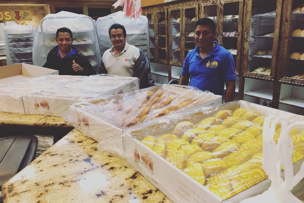 ¿Qué hacer con 2 mil kilos de harina? Hacer pan y donarlo a los damnificados. 
