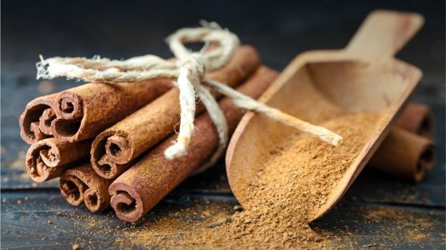 La canela es uno de los alimentos que aumentan la temperatura corporal, y así, aceleran el metabolismo basal para la producción de energía.