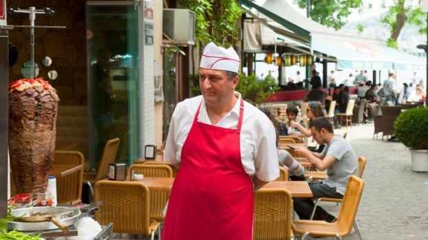 Puedes encontrar kebabs en restaurantes y cafeterías.