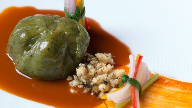 Plato creado por Mitsuharu que mantiene la estética japonesa pero en la boca es una explosión de ingredientes peruanos.