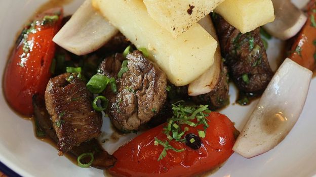 No parece chino, pero un lomo saltado no queda igual de sabroso sin un wok ni salsa de soya.
