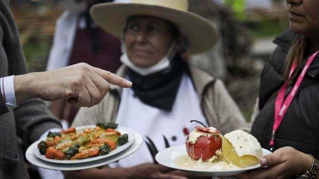 Quizá en ningún otro lugar las fracturas sociales del país se cierran de mejor manera que frente a un plato de comida.