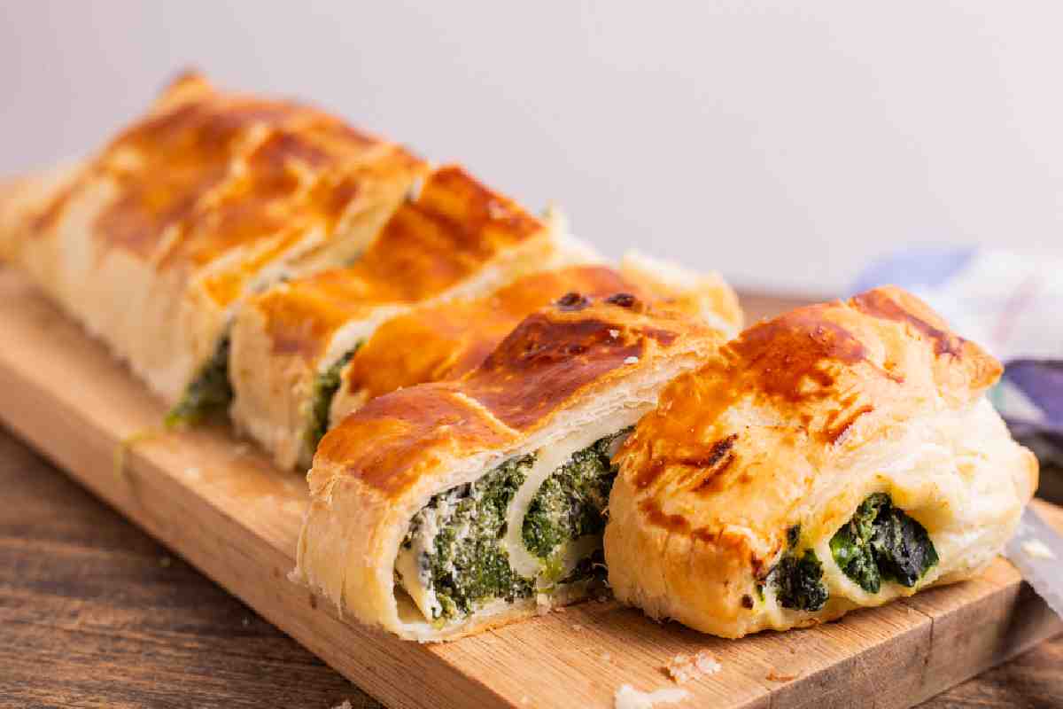 El significado de CROÛTE es una rebanada de pan tostado o frito cortado en una forma elegante y que se utiliza como base para servir la comida.