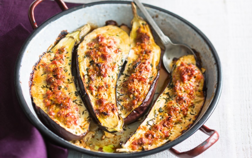 Berenjenas rellenas de salchicha, perfectas para una cena exprés.