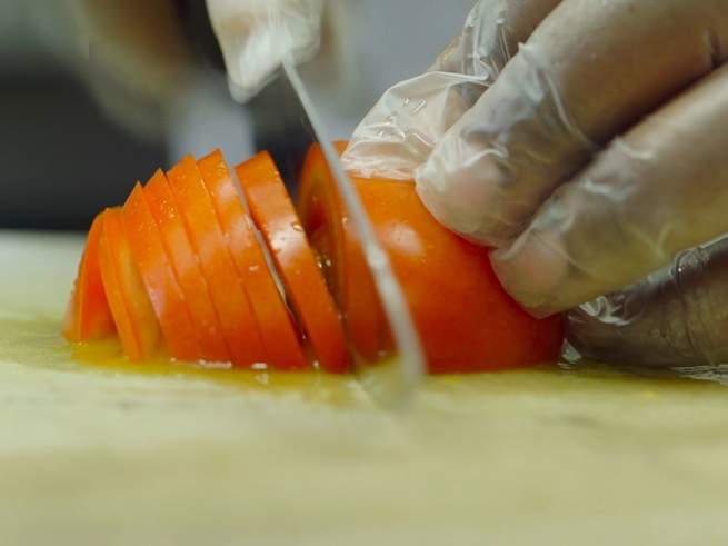 La nueva experiencia de cocinar les ayuda a salir adelante