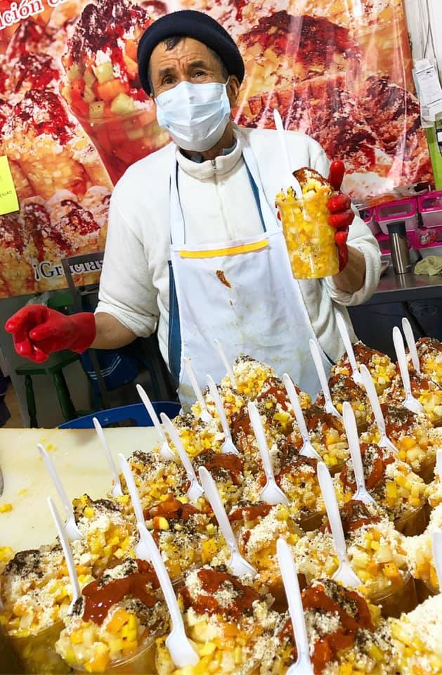 El güero preparando gaspacho moreliano