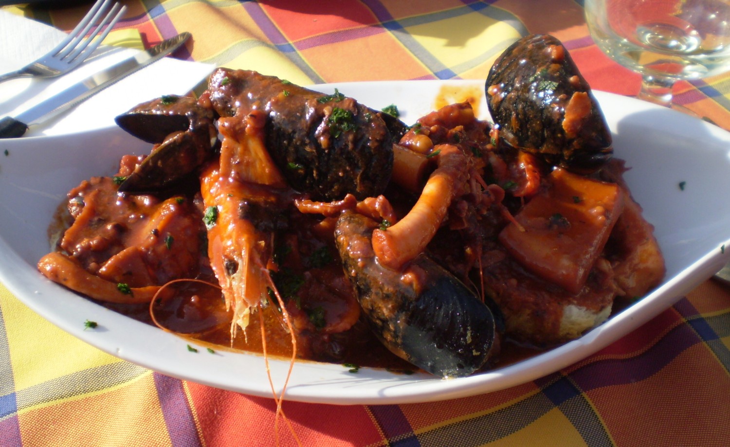 Cacciucco de la región central de Italia, comida italiana.