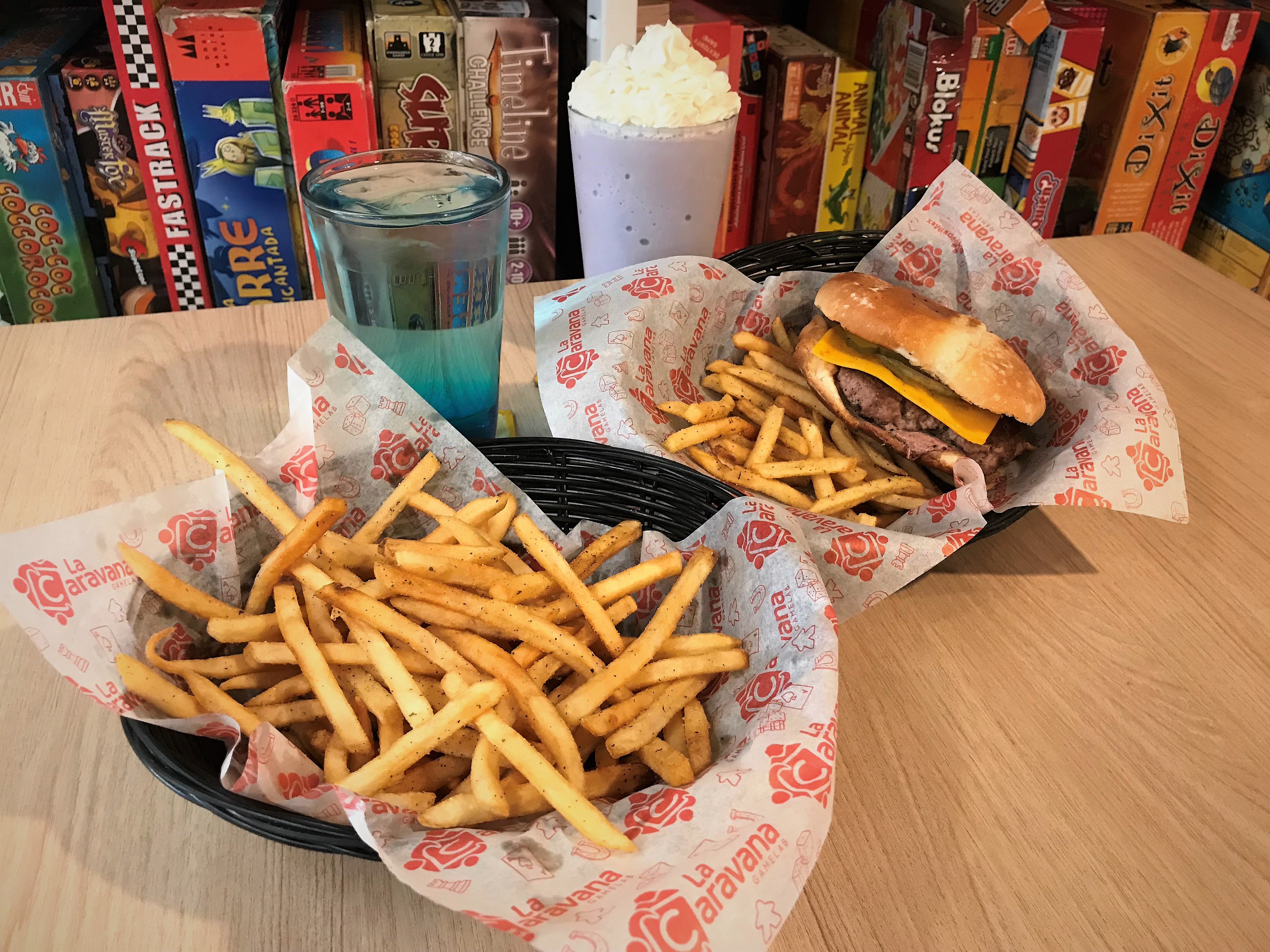 Papas a la francesa, hamburguesa y frappe de taro en La Caravana