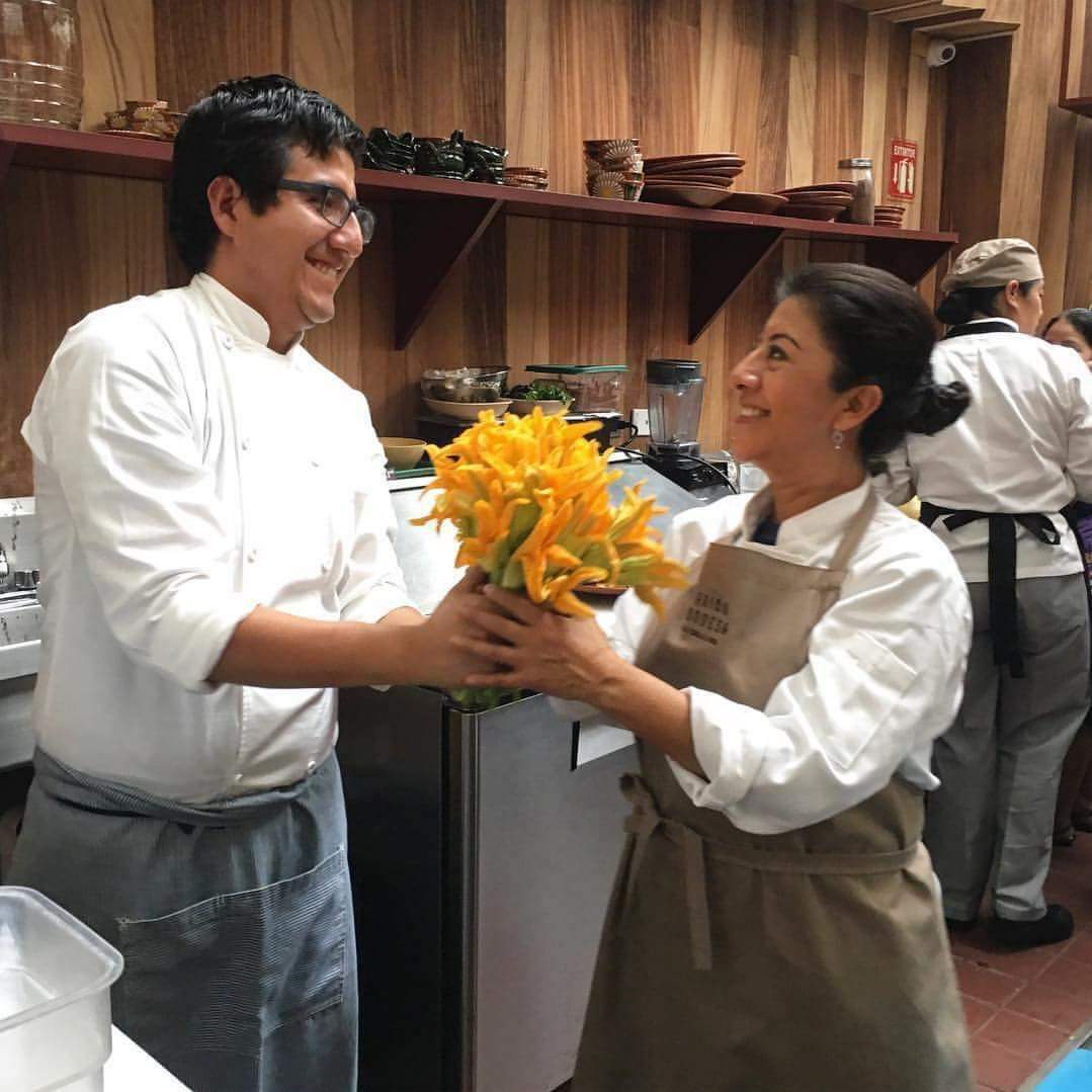 chefs cocinando con sus mamás