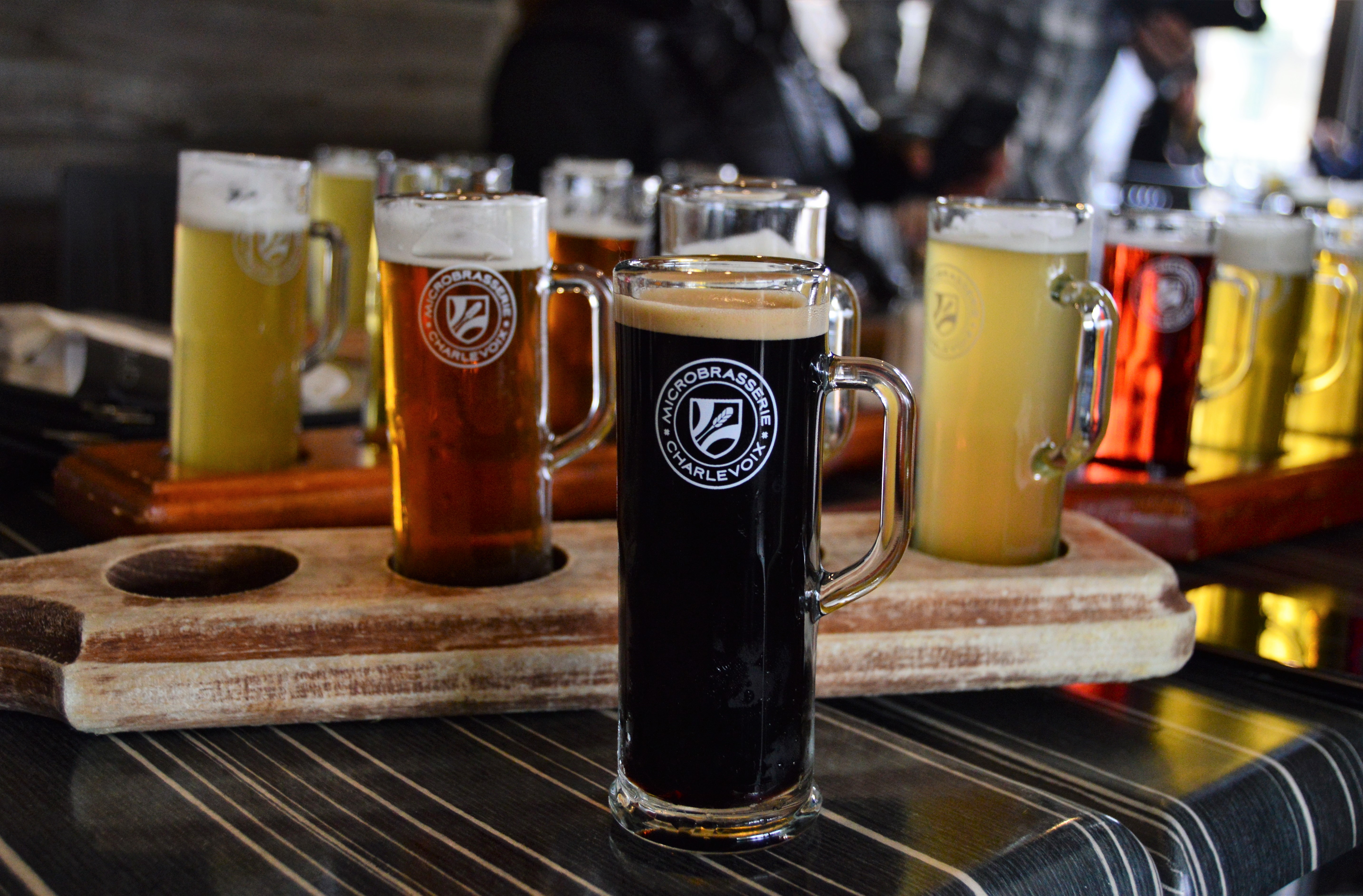 Cata de cervezas artesanales en Microbrasserie  en la ruta gastronómica de Charlevoix, Quebec.