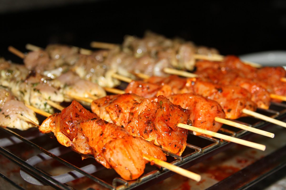 Marinar carne para hacer brochetas con sabor picante