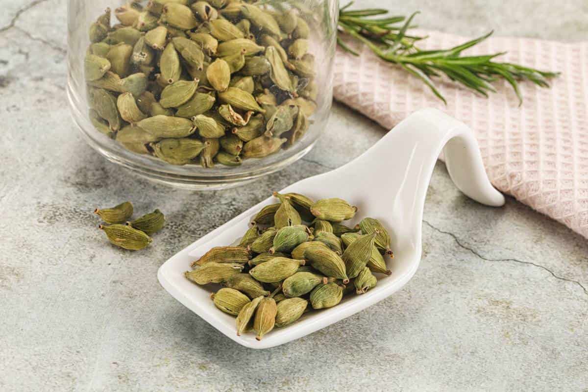 Receta de panqué de cardamomo y café.