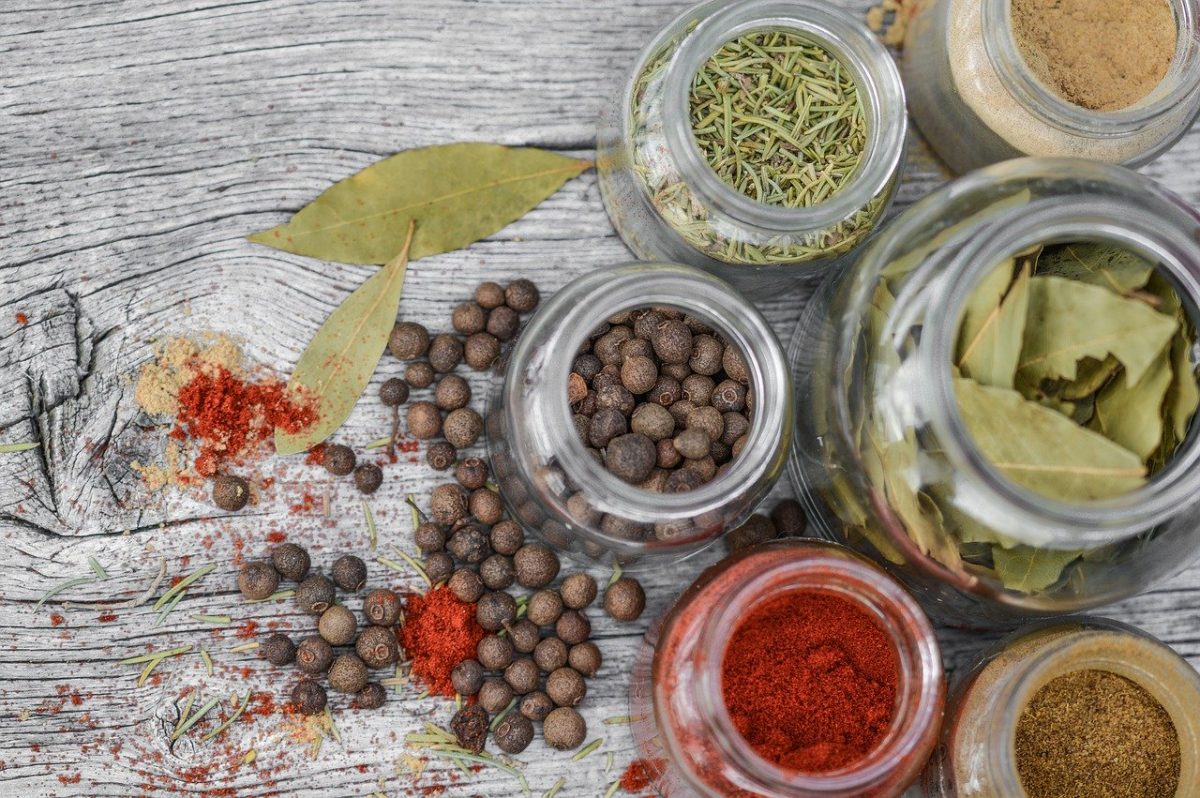 ingredientes que debes tener en tu alacena para cocinar en casa

frascos con especias
